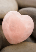 Coeur rose d&eacute;licat sur galets apaisants
